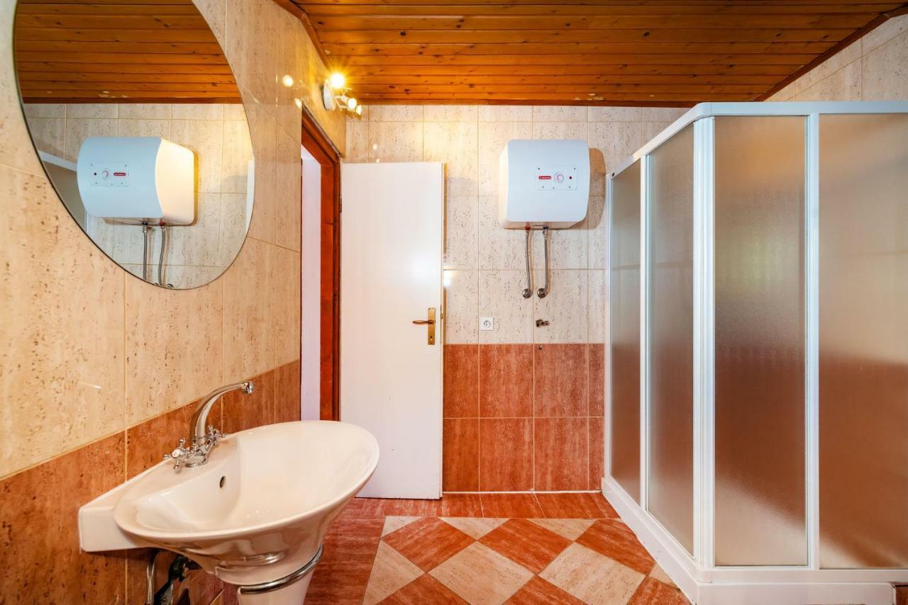Vacation House Anna Karlobag Exterior photo